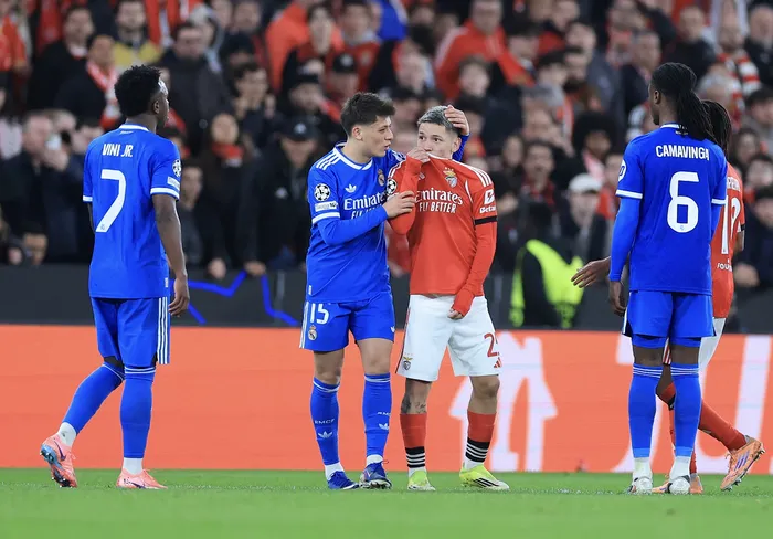 Gianluca Prestianni, de Benfica. mientras discute con Vinicius Junior, del Real Madrid, el 17 de febrero, por el partido de ida de los playoffs de la Liga de Campeones de la UEFA, en el Estadio da Luz de Lisboa. · Foto: Patricia de Melo Moreira, AFP