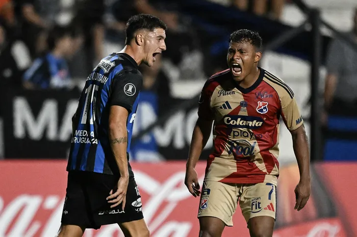 Santiago Laquidain, de Liverpool, y Leider Berrio, de Independiente Medellín, el 17 de febrero, en el estadio Alfredo Victor Viera. · Foto: Eitan Abramovich, AFP