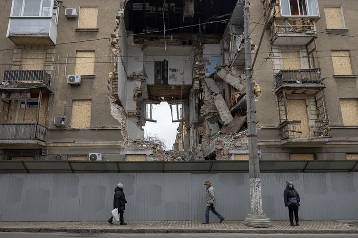 Tras un ataque aéreo, el 17 de febrero, en Odesa, sur de Ucrania. · Foto: Oleksandr Gimanov, AFP