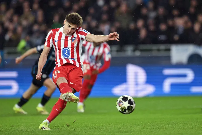 Julián Álvarez, del Atlético Madrid, convirtiendo ante el Brujas por la Champions League, el 18 de febrero, en el estadio Jan Breydel. Foto: Nicolas Tucat / AFP