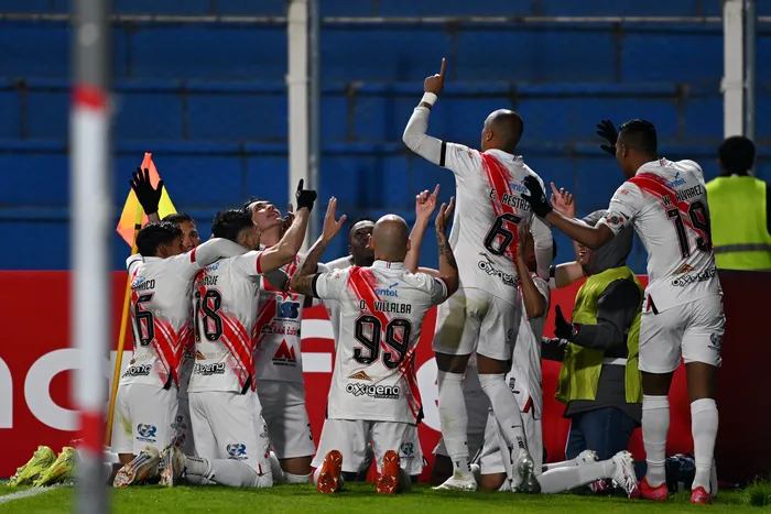 Jugadores de Nacional de Potosí, ayer, en  el estadio Victor Agustin Ugarte en  Potosi, Bolivia. · Foto: Aizar Raldes, AFP