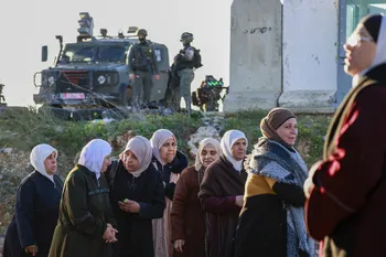 Musulmanes palestinos se reúnen en el puesto de control de Qalandia, en la ciudad de Ramala, para entrar en Jerusalén camino a la mezquita de Al Aqsa para la oración del primer viernes del mediodía del mes sagrado islámico de Ramadán, el 20 de febrero, en Cisjordania. · Foto: Jaafar Ashtiyeh / AFP