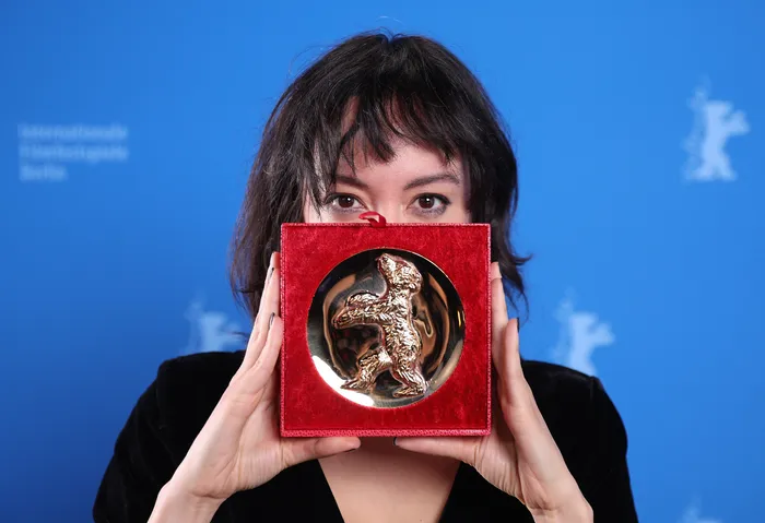 Marie-Rose Osta, tras ganar el Oso de Oro al Mejor Cortometraje por _Yawman ma walad_ (_Someday a Child_), el 21 de febrero, en la 76ª Berlinale. · Foto: Ronny Hartmann, AFP