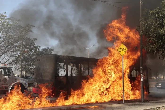 Represalias de grupos del crimen organizado en respuesta a un operativo en Jalisco, el 22 de febrero, en Jalisco. · Foto: Ulises Ruiz, AFP