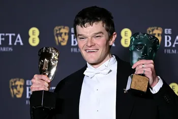 Robert Aramayo, el 22 de febrero, con el premio al mejor actor principal y estrella en ascenso por la película _I Swear_, durante la ceremonia de los Premios Bafta de Cine de la Academia Británica en el Royal Festival Hall, en Londres. · Foto: Justin Tallis, AFP