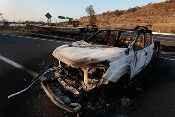 Un auto supuestamente incendiado por grupos del crimen organizado, el 22 de febrero, en el estado de Jalisco, México. · Foto: Ulises Ruiz, AFP