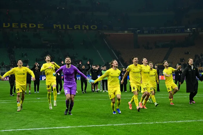 Los jugadores del Bodø/Glimt celebran la victoria frente a Inter, el 24 de febrero, en el estadio Giuseppe Meazza, en Milán. · Foto: Piero Cruciatti, AFP