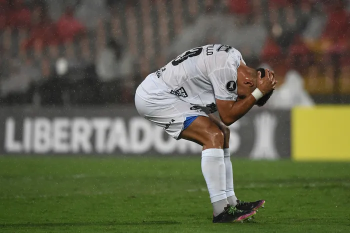 Enzo Castillo, de Liverpool, durante el partido ante Deportivo Independiente Medellín, el 24 de febrero, en el estadio Atanasio Girardot, en Medellín. · Foto: Jaime Saldarriaga, AFP