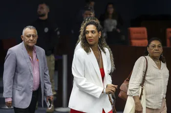 La ministra de Igualdad Racial de Brasil y hermana de Marielle Franco, Anielle Franco; su padre, Antonio Francisco Silva, y su madre, Marinete Silva, a su llegada al juicio, el 25 de febrero, en la Corte Suprema de Brasilia. · Foto: Sergio Lima, AFP