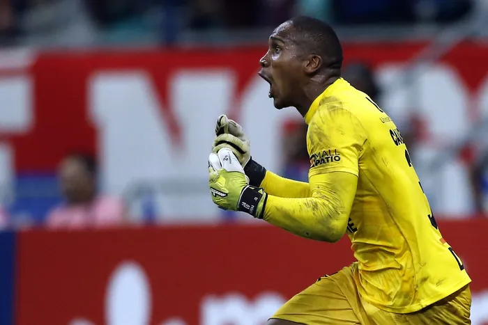 Omar Carabali, de O'Higgins, luego de atajar el penal que le dio la victoria a su equipo, en el partido de vuelta de la fase dos de la Copa Libertadores ante Bahía, el 25 de febrero, en el estadio Arena Fonte Nova en Salvador, Brasil. · Foto: Arisson Marinho, AFP