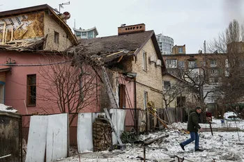 Casas dañadas tras un ataque aéreo en Kiev, el 26 de febrero. · Foto: Henry Nicholls, AFP