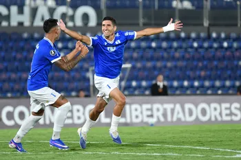 Federico Barrandeguy, de Juventud de Las Piedras, tras convertir el primer gol de su equipo durante el partido ante Guaraní, el 26 de febrero, en el estadio Defensores del Chaco, en Asunción. · Foto: Daniel Duarte, AFP