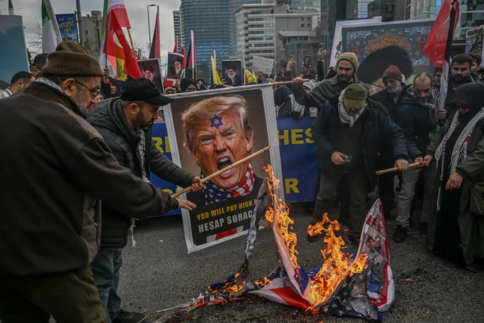 Movilización frente al consulado de Estambul, el 1 de marzo de 2026. · Foto: Ozan Kose, AFP