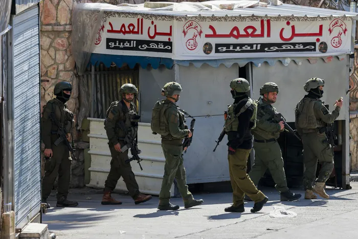 Soldados israelíes patrullan  en el campo de refugiados de Askar, en el este de Nablus, el 2 de marzo , en Cisjordania. · Foto: Jaafar Ashtiyeh / AFP