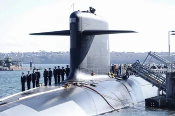 Miembros de la Armada francesa en la cubierta de un submarino antes de la visita del presidente a la Base Naval de Submarinos Nucleares de Île Longue en Crozon, noroeste de Francia, el 2 de marzo. · Foto:  Yoan Valat, Efe
