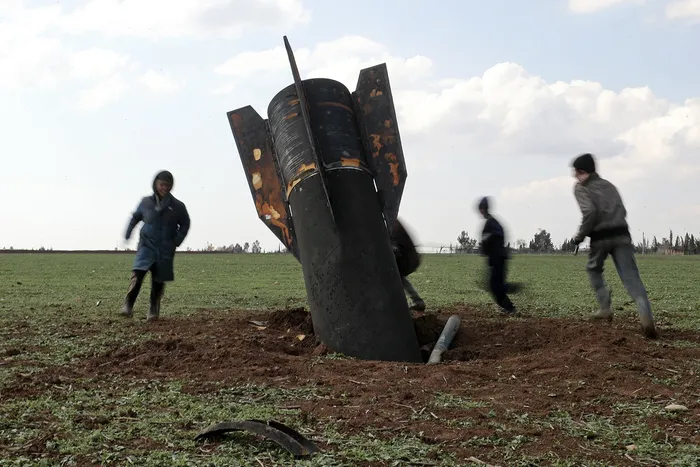 Misil sin explotar en un campo en las afueras de Qamishli, el 5 de marzo, al este de Siria. · Foto: Delil Souleiman, AFP