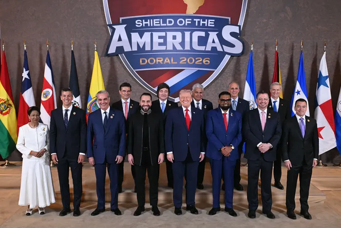 Donald Trump junto a líderes de derecha de América Latina y El Caribe, durante la cumbre "Escudo de las Américas", el sábado 7, en Trump National Doral en Miami, Florida. · Foto: Saul Loeb, AFP