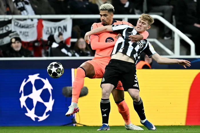 Ronald Araujo de Barcelona y Lewis Hall , de Newcastle, el 10 de marzo, en Newcastle, Inglaterra. · Foto: AFP