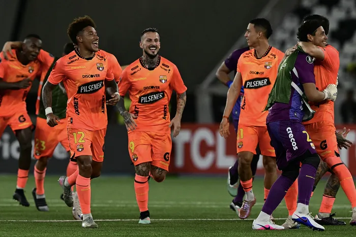 Jugadores de Barcelona celebran el triunfo ante Botafogo, el 10 de marzo, en el estadio Nilton Santos de Río de Janeiro. · Foto: Pablo Porciúncula, AFP