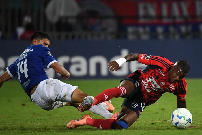 Leonel Roldán, de Juventud y Francisco Chaverra, de Independiente Medellín, el 12 de marzo, en el estadio Atanasio Girardot, en Medellín, Colombia. · Foto: Jaime Saldarriaga, AFP
