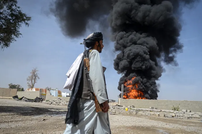 Tras los ataques aéreos pakistaníes contra depósitos de petróleo para aerolíneas comerciales, cerca del aeropuerto de Kandahar, el 13 de marzo, en Afganistán. · Foto: AFP