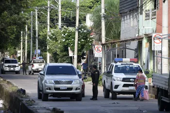 Agentes de policía participan en una operación en el barrio de Las Palmas, en Santa Cruz de la Sierra (Bolivia), tras la detención del narcotraficante uruguayo Sebastián Marset, el 13 de marzo. · Foto: Rodrigo Urzagasti, AFP