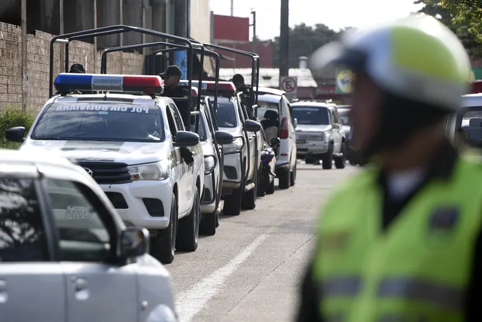 Agentes de policía participan en una operación en el barrio de Las Palmas, en Santa Cruz de la Sierra (Bolivia), tras la detención de Sebastián Marset, el 13 de marzo. · Foto: Rodrigo Urzagasti, AFP