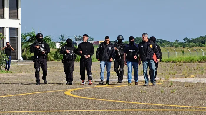 Sebastián Marset (3-I), después de ser detenido por agentes de la DEA, el 13 de marzo, en el aeropuerto Viru Viru de Santa Cruz, Bolivia. Foto: Secretaría Nacional Antidrogas (SENAD) de Paraguay.