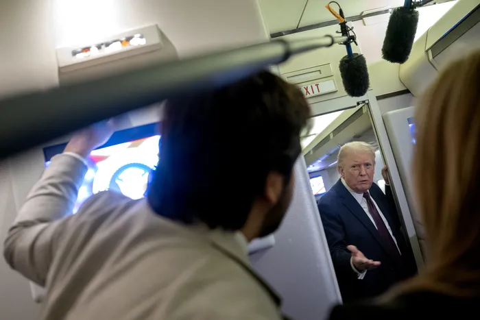 Donald Trump habla con los medios de comunicación a bordo del Air Force One, el 15 de marzo. · Foto: Nathan Howard / AFP