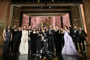 Equipo de _Una batalla tras otra_, el 15 de marzo, con el Oscar a la Mejor Película al final de la 98ª edición anual de los Premios de la Academia, en el Dolby Theatre de Hollywood, California. · Foto: Richard Harbaugh, The Academy, AFP