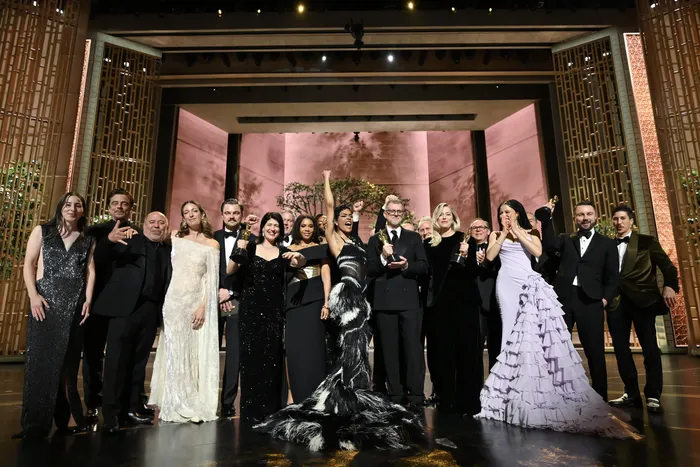 Elenco y equipo de Una batalla tras otra, el 15 de marzo, con el Oscar a la Mejor Película al final de la 98ª edición anual de los Premios de la Academia, en el Dolby Theatre de Hollywood, California. · Foto: Richard Harbaugh, The Academy, AFP