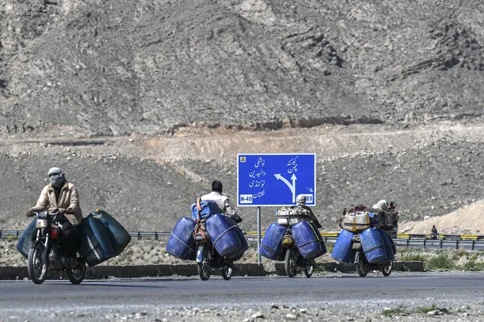 Contrabando de combustible iraní,  en las afueras de Quetta, provincia de Baluchistán, Pakistán. (archivo, marzo de 2026) · Foto: Banaras Khan, AFP