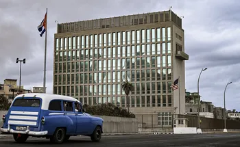 Embajada de Estados Unidos en La Habana, el 17 de marzo. · Foto: Yamil Lage, AFP