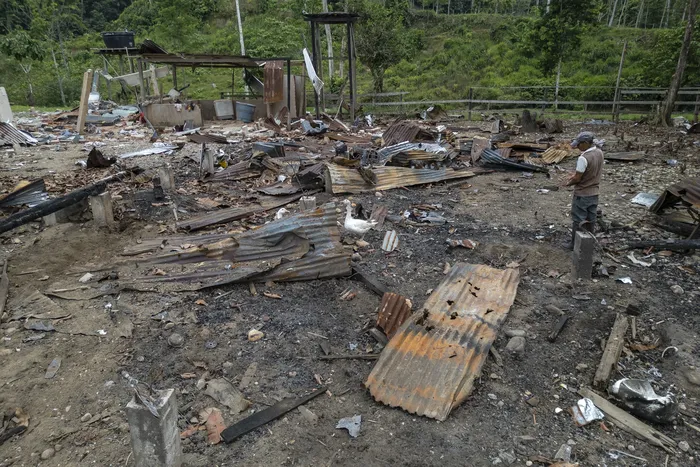 El agricultor José Peña en medio de los daños causados ​​por una bomba lanzada por el ejército ecuatoriano en la región de Lago Agrio, provincia de Sucumbíos, en la frontera con Colombia, el 18 de marzo de 2026. · Foto: Luis Acosta, AFP