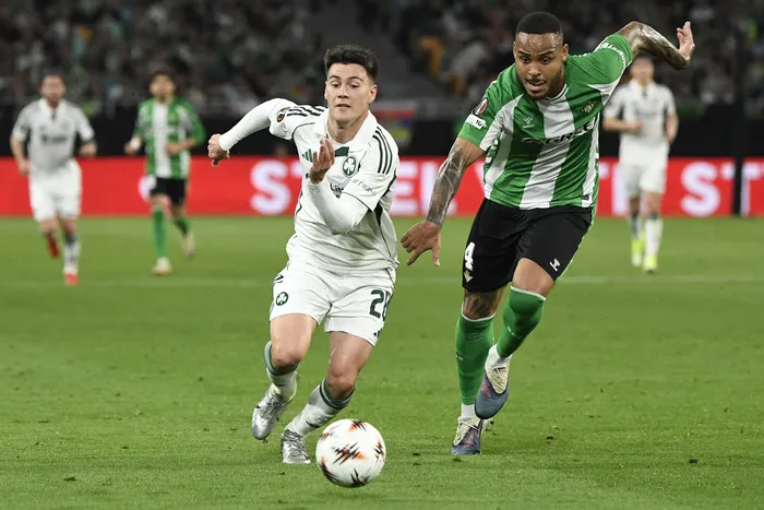 El centrocampista uruguayo del Panathinaikos, Facundo Pellistri y brasileño del Real Betis, Natan Bernardo de Souza, durante el partido de vuelta de los octavos de final de la UEFA Europa League entre el Real Betis y el Panathinaikos FC en el Estadio Benito Villamarín de Sevilla, el 19 de marzo de 2026. · Foto: Cristina Quicler, AFP