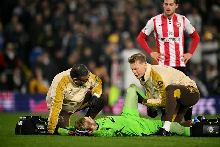 El portero irlandés del Brentford, Caoimhin Kelleher, recibe tratamiento médico durante el partido de fútbol de la Premier League inglesa entre el Leeds United y el Brentford en Elland Road en Leeds, norte de Inglaterra, (archivo, marzo de 2026) · Foto: Oli Scarf, AFP