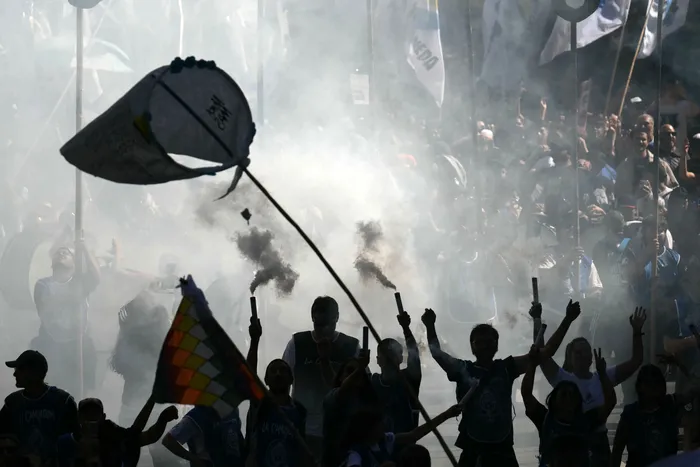 Marcha hacia la Plaza de Mayo en Buenos Aires, en el 50 aniversario del inicio de la última dictadura militar, el 24 de marzo de 2026. · Foto: Luis Robayo, AFP