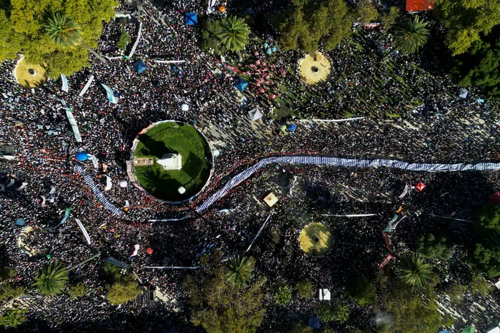Plaza de Mayo en el 50 aniversario del inicio de la última dictadura militar (1976-1983) en Buenos Aires, el 24 de marzo de 2026. · Foto: Luis Robayo, AFP