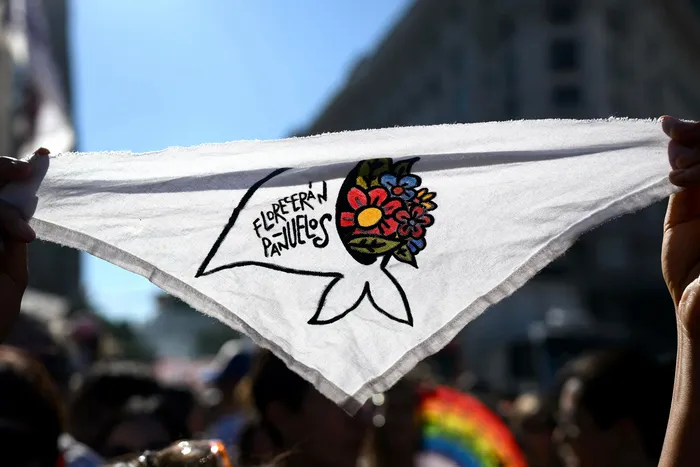 Marcha en la Plaza de Mayo, con motivo del 50º aniversario del inicio de la última dictadura militar (1976-1983), en Buenos Aires, el 24 de marzo. · Foto: Luis Robayo, AFP