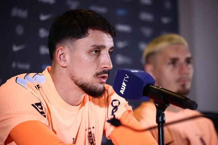 Joaquín Piquerez y Guillermo Varela, el 26 de marzo, durante la conferencia de prensa. · Foto: Henry Nicholls, AFP