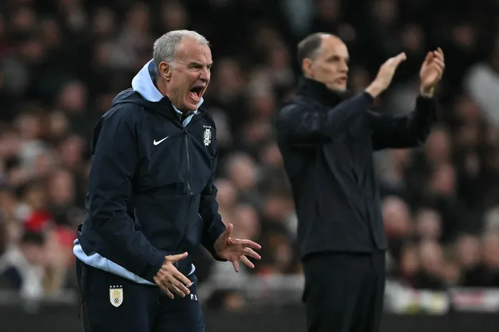 El seleccionador uruguayo Marcelo Bielsa y el seleccionador alemán de Inglaterra, Thomas Tuchel,  durante el amistoso internacional entre Inglaterra y Uruguay en el estadio de Wembley de Londres, el 27 de marzo de 2026. · Foto: Glyn Kirk, AFP