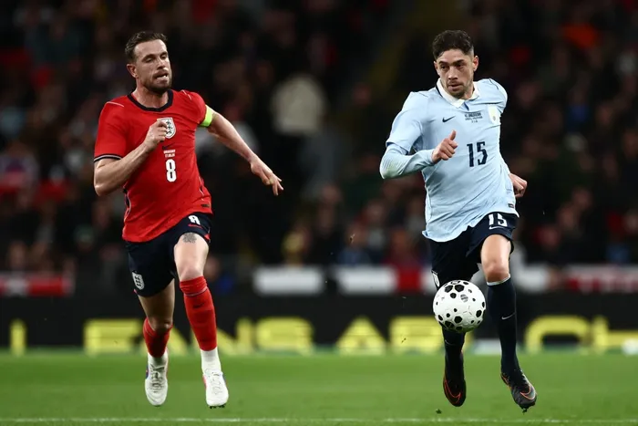 Jordan Henderson y Federico Valverde durante el partido amistoso internacional de fútbol entre Inglaterra y Uruguay en el estadio de Wembley, al oeste de Londres, el 27 de marzo. · Foto: Henry Nicholls, AFP