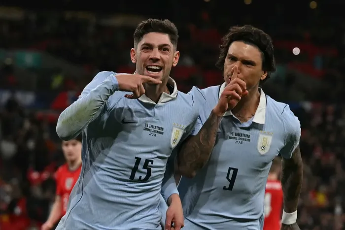 Federico Valverde festeja su gol con Darwin Núñez, el 27 de marzo, durante el partido amistoso en el estadio de Wembley, en Londres. · Foto: Glyn Kirk, AFP