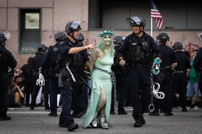 Protesta "No Kings" en Los Ángeles, el 28 de marzo de 2026. · Foto: Etienne de Malgaive, afp