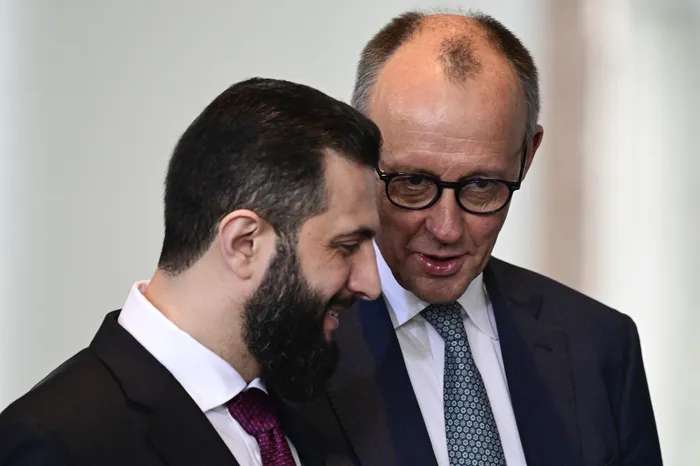 Ahmed al-Sharaa y Friedrich Merz, el 30 de marzo, en Berlín. · Foto: AFP