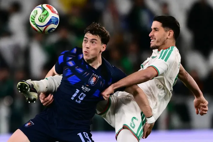 El delantero uruguayo Federico Viñas, con el defensa argelino Zineddine Belaid, durante el partido amistoso internacional de fútbol entre Argelia y Uruguay en el Estadio Allianz de Turín, el 31 de marzo. · Foto: Marco Bertorello, AFP