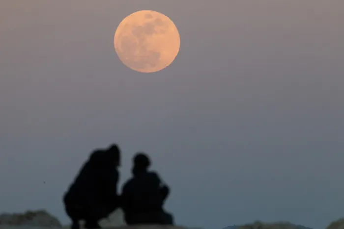 Foto principal del artículo 'Artemisa II sale rumbo a la Luna: por qué el retorno desde 1972 de seres humanos al cosmos provoca sensaciones encontradas' · Foto: Thibaud Moritz, AFP