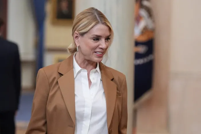 Pam Bondi, en el Salón de la Cruz de la Casa Blanca en Washington DC, el 1º de abril. · Foto: Alex Brandon, pool / Getty Images / AFP