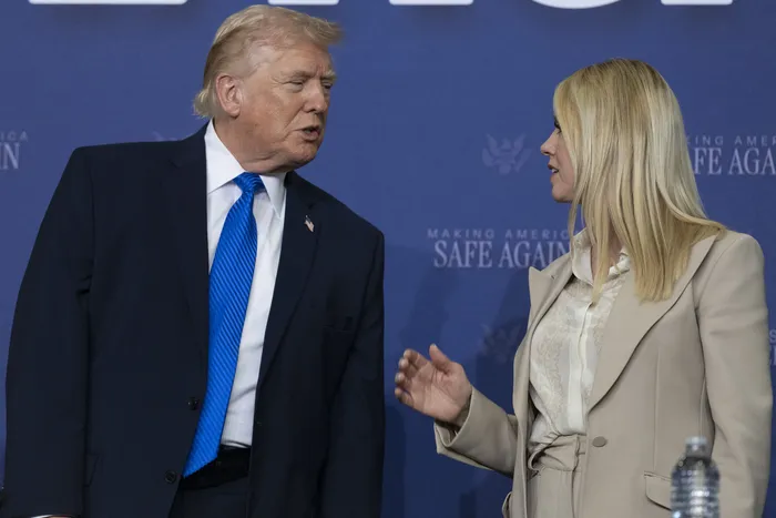 Donald Trump y Pam Bondi, el 23 de marzo, en Memphis. · Foto: Roberto Schmidt, Getty Images North America, AFP