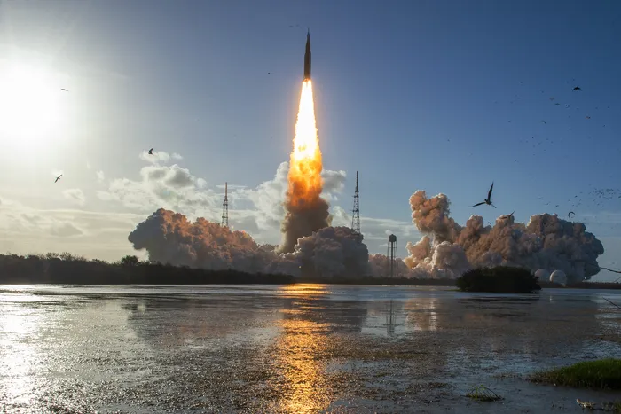 El cohete Artemisa II del Sistema de Lanzamiento Espacial de la NASA, que transporta la nave espacial Orion, despega del Complejo de Lanzamiento 39B del Centro Espacial Kennedy, el 1º de abril, en Cabo Cañaveral, Florida. · Foto: Jim Watson, AFP